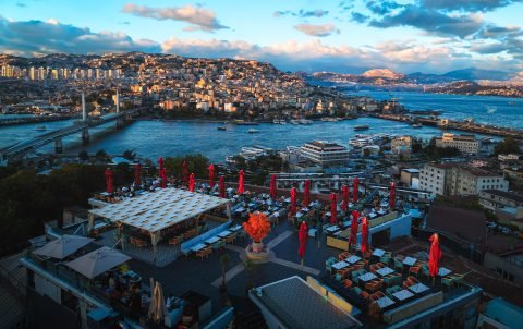 Mimar Sinan Roof terasından Haliç, Haliç Metro Köprüsü ve Beyoğlu sırtlarının panoramik görünümü
