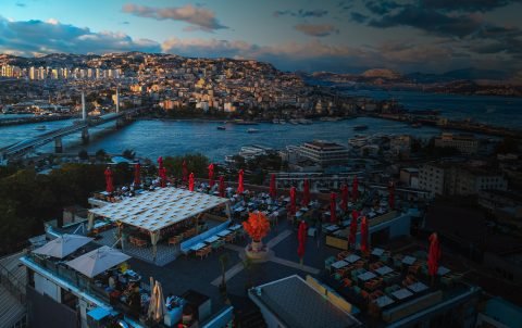Mimar Sinan Roof çatı terasının akşam saatlerinde Haliç ve Beyoğlu manzarası