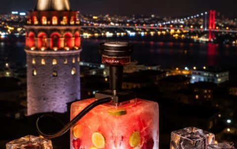 Galata Kulesi ve Boğaz Köprüsü manzarası önünde buzlu nargile, Mimar Sinan Roof